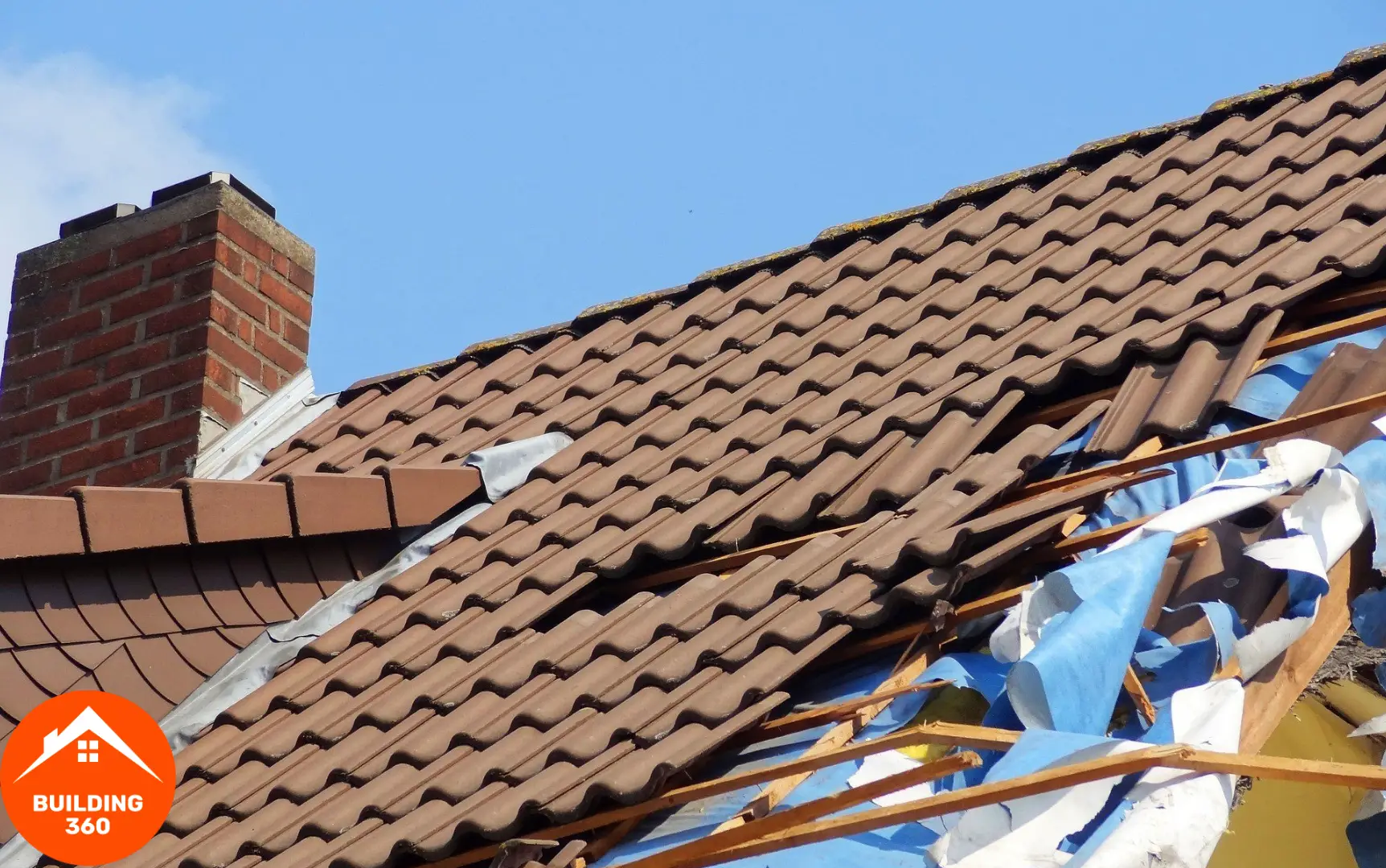 toiture endommagée du à une tempète, les tuiles ont été arrachées par le vent. dak beschadigd door een storm, de pannen zijn door de wind afgerukt. roof damaged by a storm, the tiles were torn off by the wind.