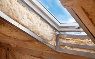 installer une fenêtre toit installation of a roof window seen from the inside, with side insulation